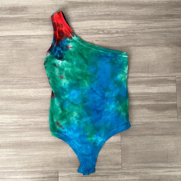 Cotton citizen one shoulder tie dye multicolor asymmetrical Brisbane bodysuit - Picture 6 of 8